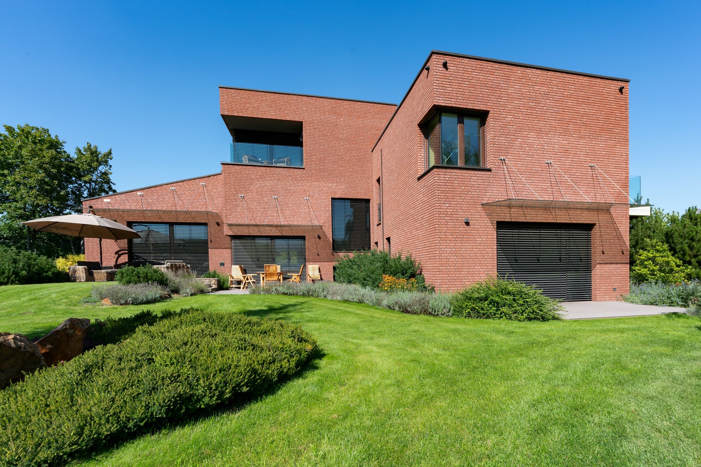 Maison contemporaine en briques rouges, avec terrasse et jardin